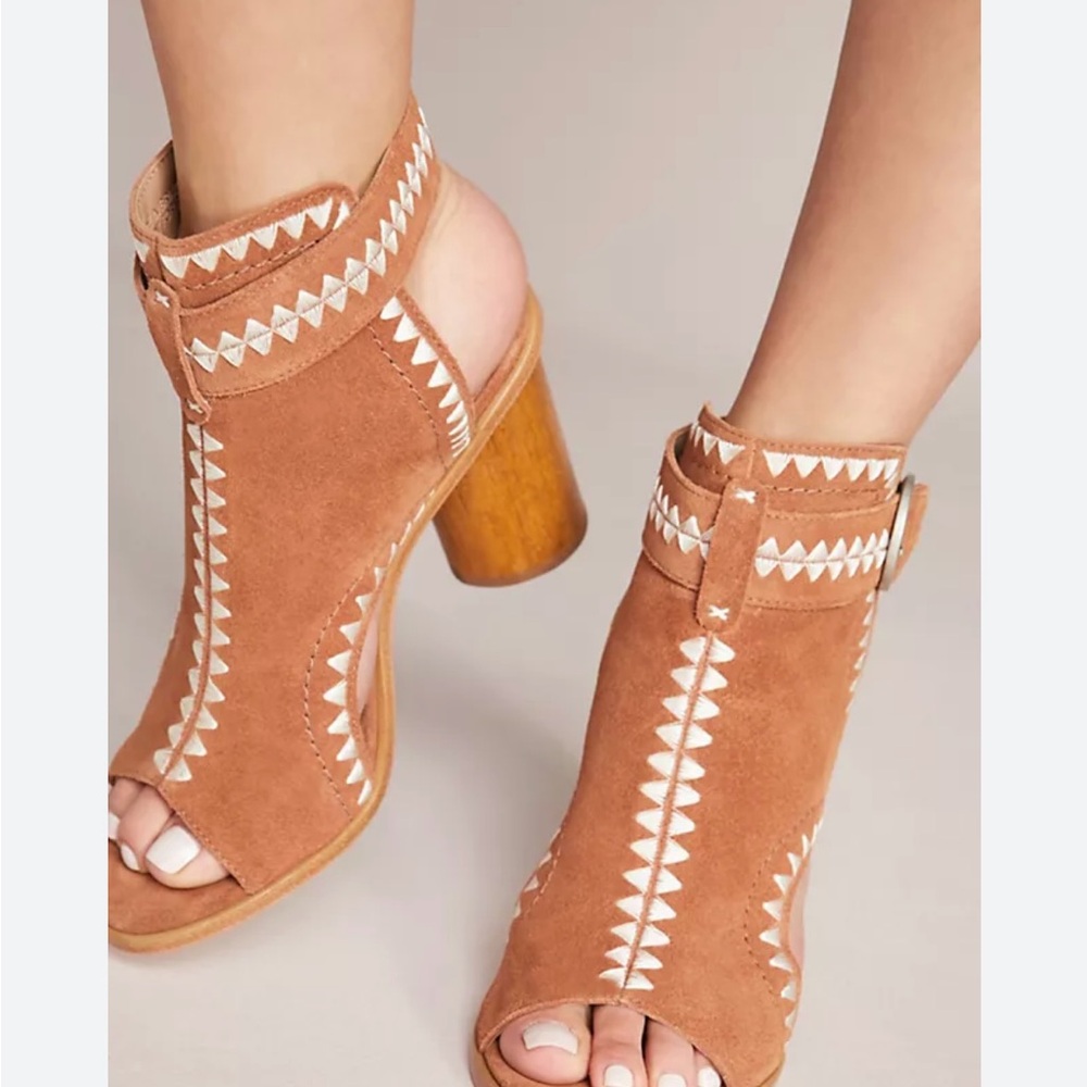 Bernardo Harper suede sandals. Size 8